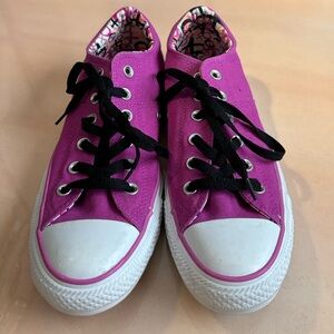 BRAND NEW CONVERSE SNEAKERS SIZE 10